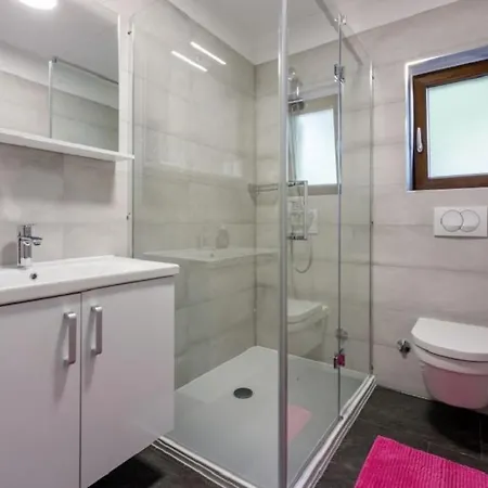 Anton 61 Pax Apartment *