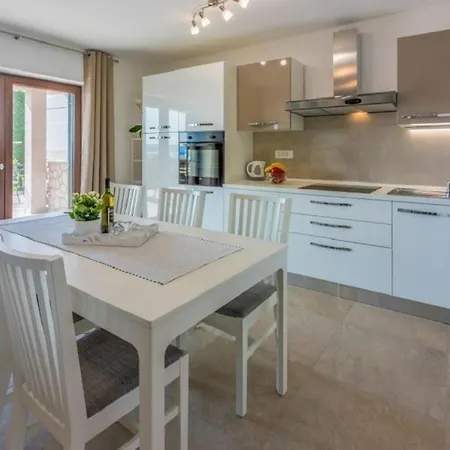 Anton 61 Pax Apartment